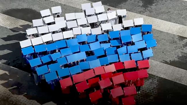 Пензенские молодежные организации выстроились в форме сердца цветов российского триколора по случаю празднования Дня Государственного флага