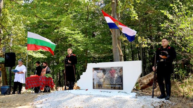 Открытие памятной плиты в честь русских воинов и болгарских ополченцев в Габровской области в Болгарии