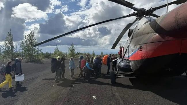 Эвакуация туристов, заблокированных в районе вулкана Толбачик из-за размыва дороги Эвакуация туристов, заблокированных в районе вулкана Толбачик из-за размыва дороги