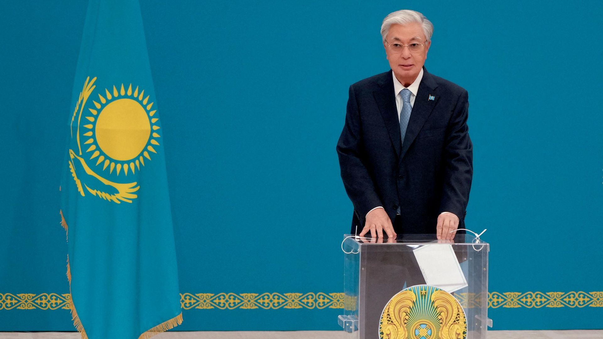 Президент Казахстана Касым-Жомарт Токаев голосует на избирательном участке во время выборов в новый однопалатный курултай в Казахстане Президент Казахстана Касым-Жомарт Токаев голосует на избирательном участке во время выборов в новый однопалатный курултай в Казахстане - РИА Новости, 1920, 23.08.2026