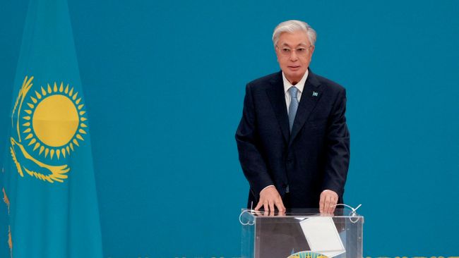 Президент Казахстана Касым-Жомарт Токаев голосует на избирательном участке во время выборов в новый однопалатный курултай в Казахстане