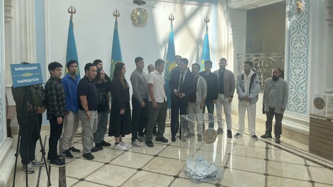 Голосование на избирательном участке в Москве во время выборов в курултай Казахстана