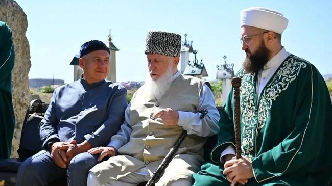 Глава Татарстана Рустам Минниханов посетил могилу первого президента Чеченской Республики Ахмата-Хаджи Кадырова Глава Татарстана Рустам Минниханов посетил могилу первого президента Чеченской Республики Ахмата-Хаджи Кадырова
