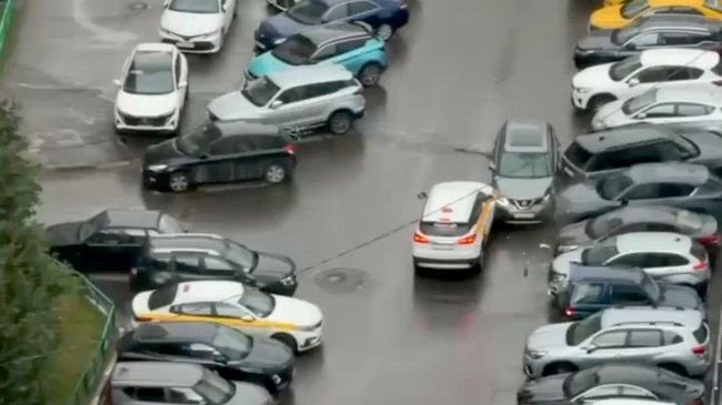 Водитель легковушки протаранил восемь припаркованных автомобилей в подмосковном Красногорске