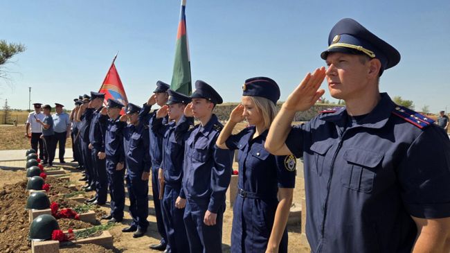 Церемония захоронения защитников Сталинграда на Россошинском военно-мемориальном кладбище советских воинов а Волгоградской области 