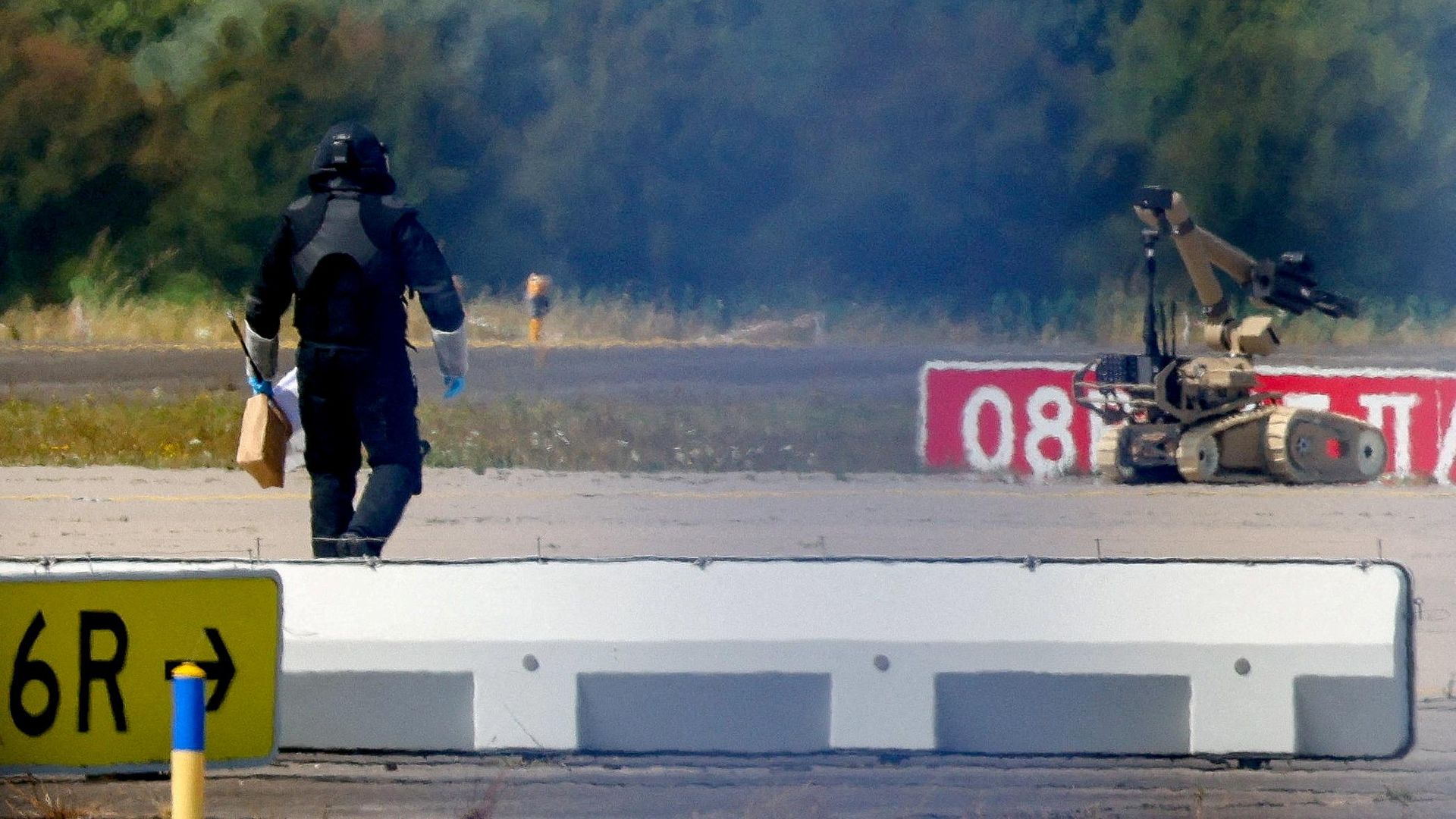 Обезвреживание беспилотника в аэропорту Лейпциг/Галле Обезвреживание беспилотника в аэропорту Лейпциг/Галле - РИА Новости, 1920, 03.09.2026