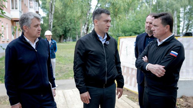 Губернатор Московской области Андрей Воробьев и депутат Госдумы Сергей Колунов в Клину