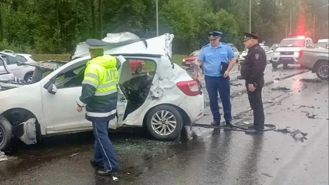 Последствия ДТП с участием двух автомобилей в Карелии