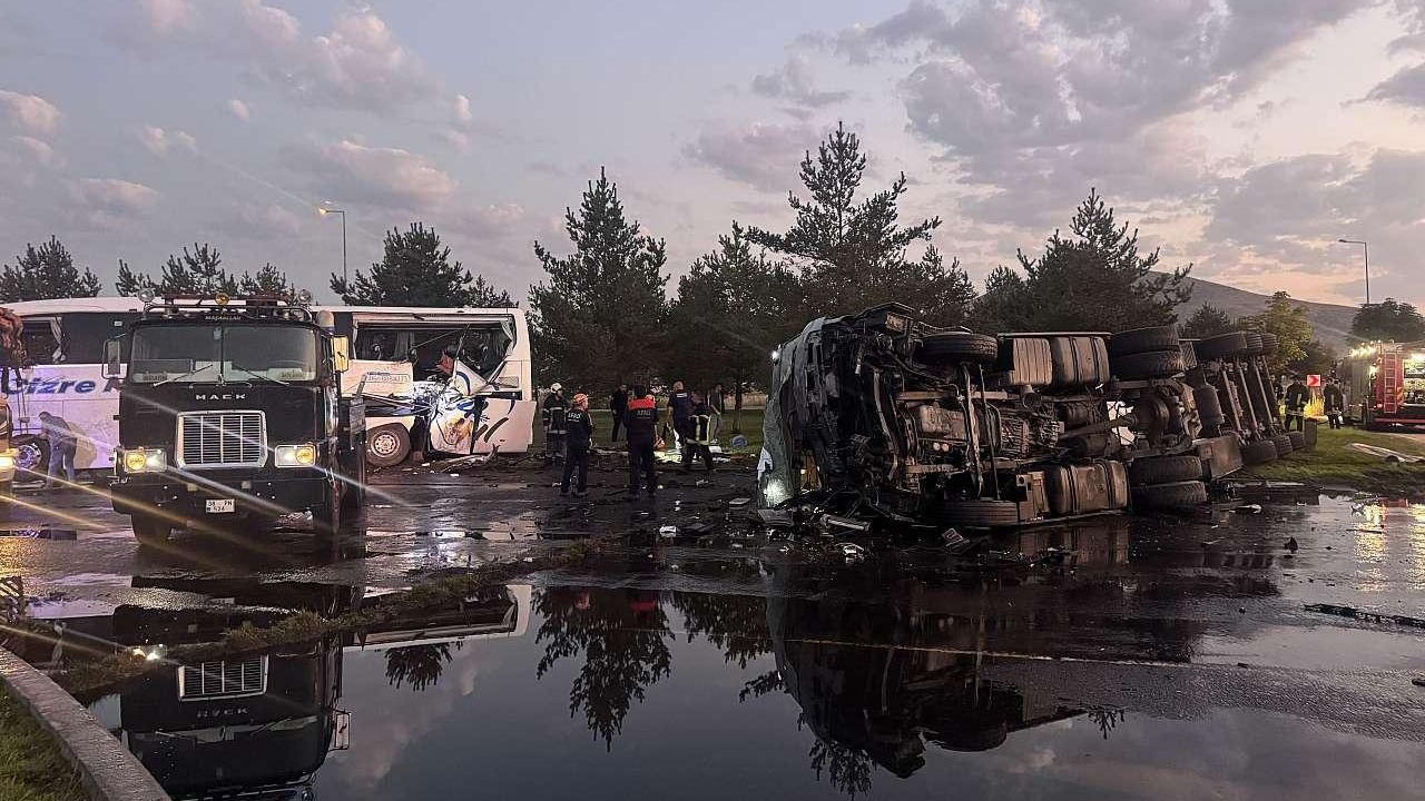 Последствия ДТП с участием автобуса и бензовоза в провинции Кайсери в Турции Последствия ДТП с участием автобуса и бензовоза в провинции Кайсери в Турции - РИА Новости, 1920, 25.08.2026