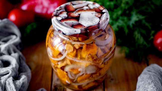 Маринованные лисички в банке 