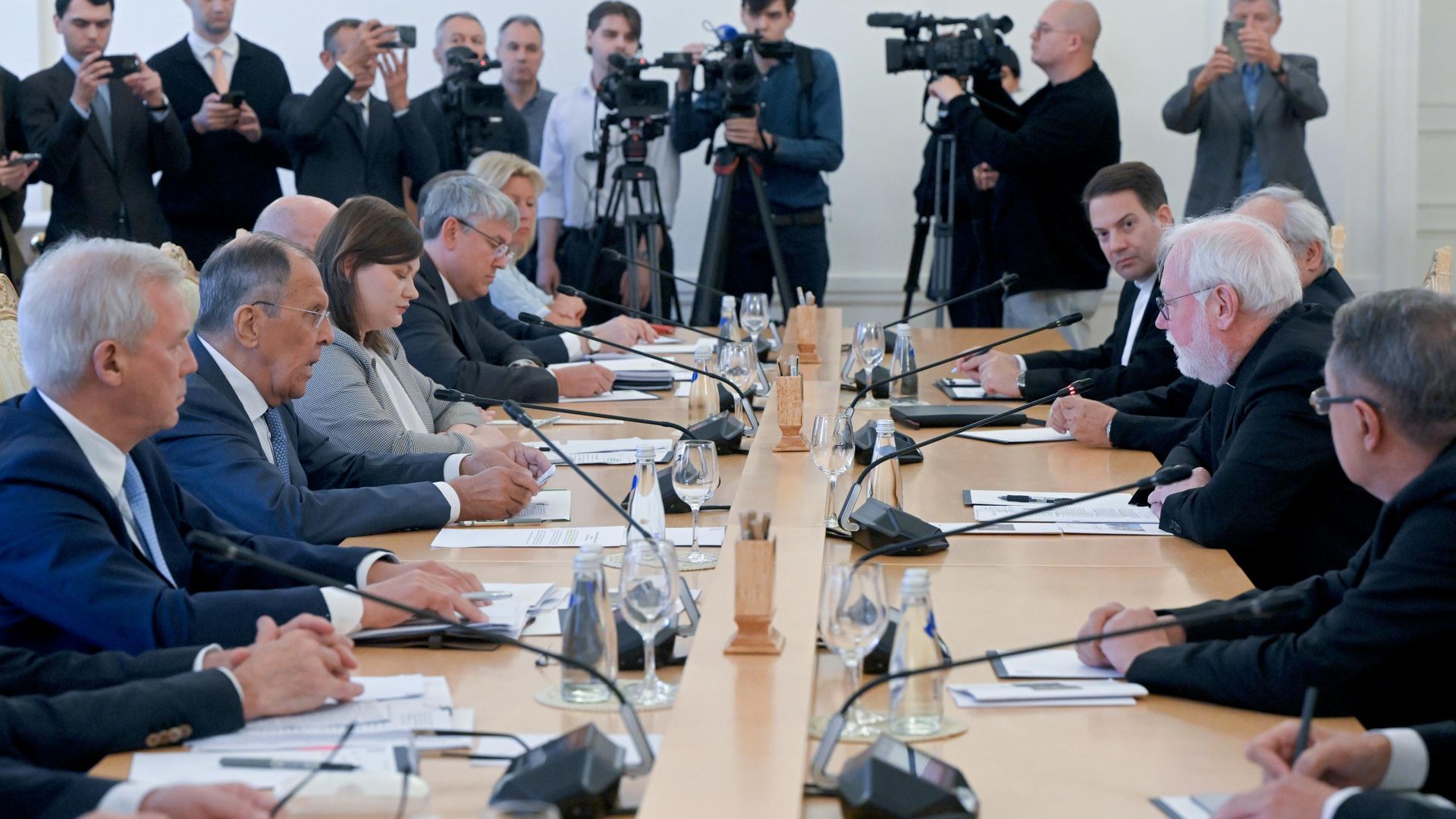Министр иностранных дел РФ Сергей Лавров и секретарь Ватикана по отношениям с государствами и международными организациями архиепископ Пол Ричард Галлахер во время встречи в Москве Министр иностранных дел РФ Сергей Лавров и секретарь Ватикана по отношениям с государствами и международными организациями архиепископ Пол Ричард Галлахер во время встречи в Москве - РИА Новости, 1920, 25.08.2026