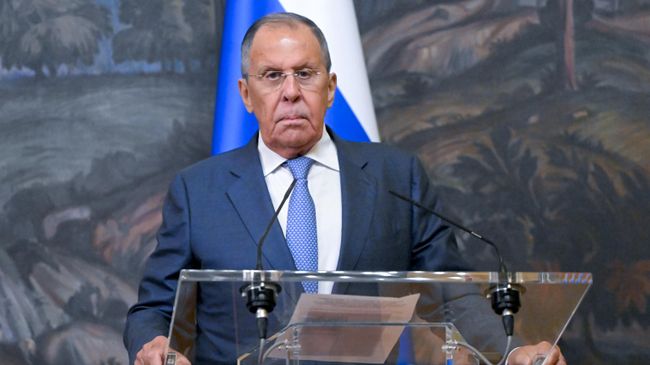 Министр иностранных дел России Сергей Лавров во время пресс-конференции по итогам встречи с секретарем Ватикана по отношениям с государствами и международными организациями архиепископом Полом Ричардом Галлахером в Москве