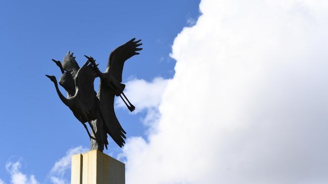 Памятник жертвам теракта на площади перед театральным центром на Дубровке в Москве в День солидарности в борьбе с терроризмом