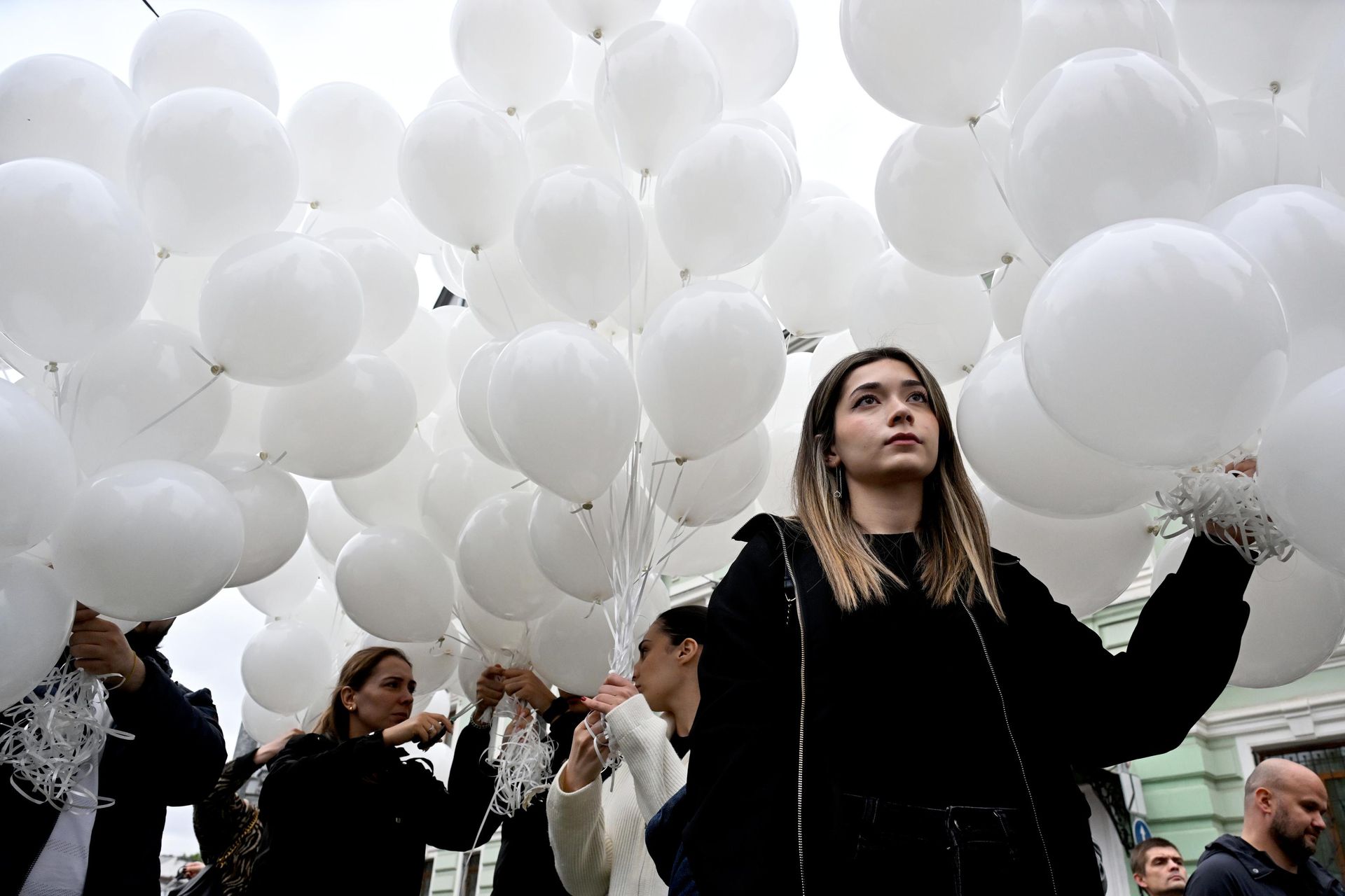 Традиционный запуск белых шаров, символизирующих души погибших в террористическом акте в школе №1 г. Беслана в 2004 году - РИА Новости, 1920, 25.08.2026