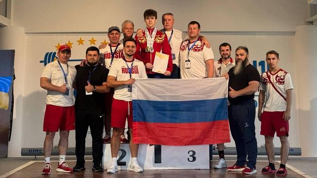 Арсений Курочкин с командой на чемпионате Европы по тяжелой атлетике в Косово