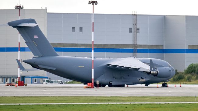 Тяжелый военно-транспортный самолет ВВС США Boeing C-17 Globemaster III в московском аэропорту Внуково