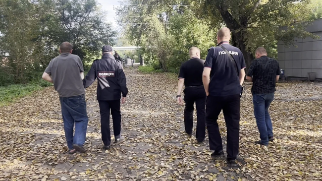 Мужчина, похитивший пятилетнего мальчика в Новокузнецке, в сопровождении полиции