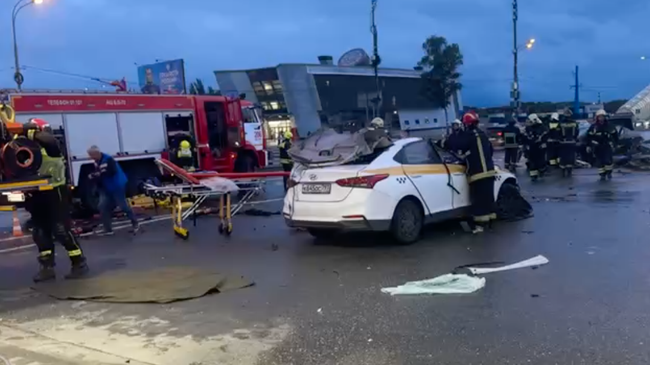 Последствия ДТП с участием двух автомобилей на Боровском шоссе в Москве