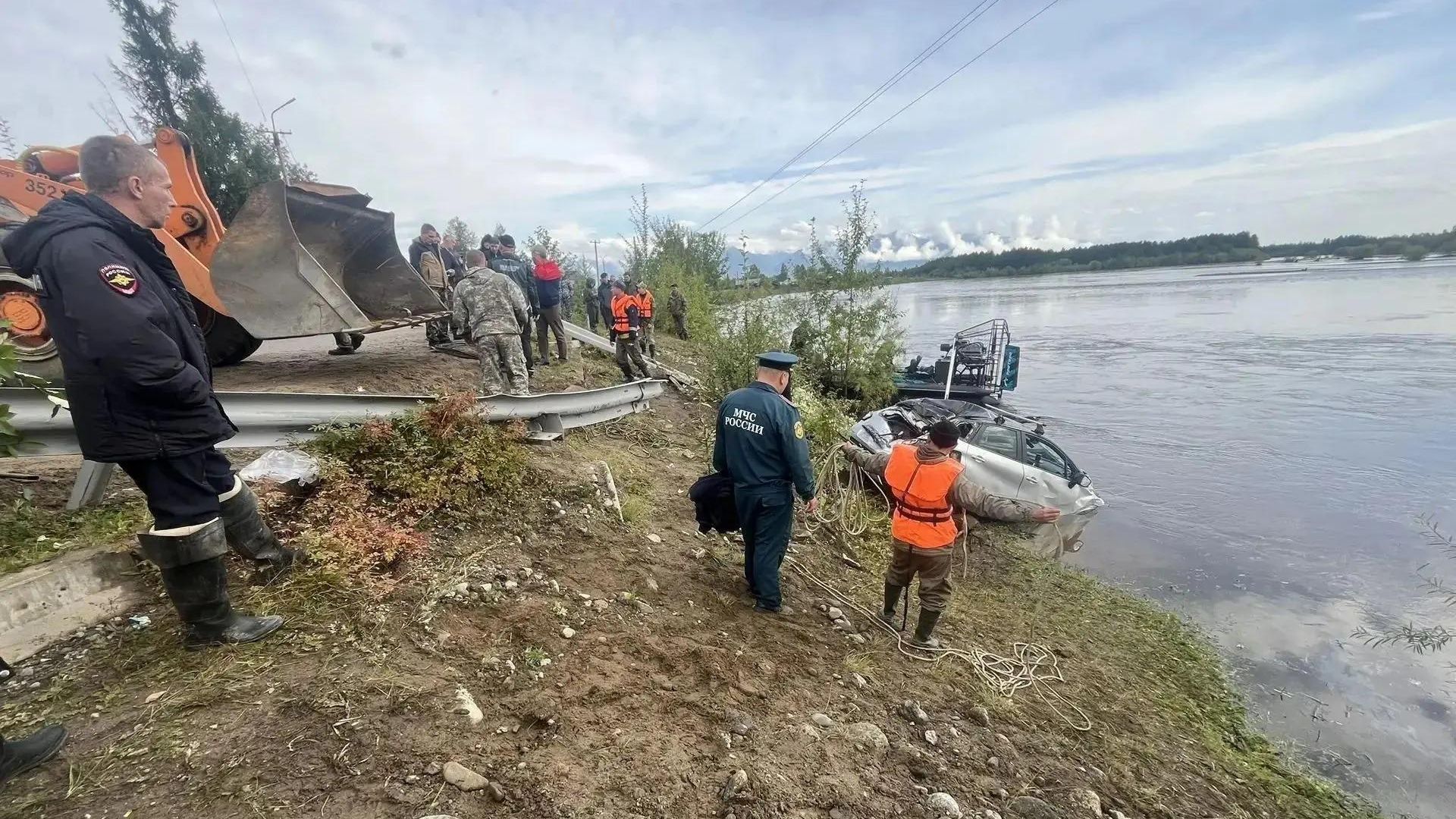 Экстренные службы на месте падения автомобиля в реку в Каларском муниципальном округе Забайкалья - РИА Новости, 1920, 02.09.2026