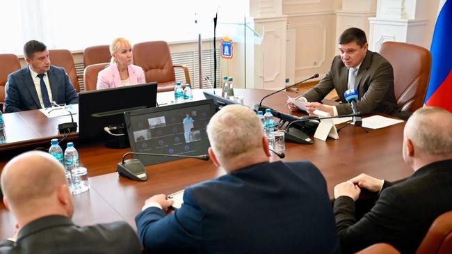 Губернатор Тамбовской области Евгений Первышов во время совещания по трудоустройству сотрудников сгоревшего склада 