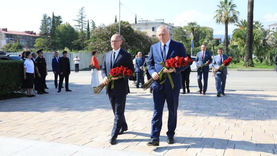 Президент Республики Абхазия Бадра Гунба и Первый замглавы администрации президента России Сергей Кириенко почтили память российских миротворцев в Сухуме Президент Республики Абхазия Бадра Гунба и Первый замглавы администрации президента России Сергей Кириенко почтили память российских миротворцев в Сухуме - РИА Новости, 1920, 26.08.2026