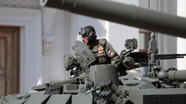 Военнослужащий в танке Т-72Б3 