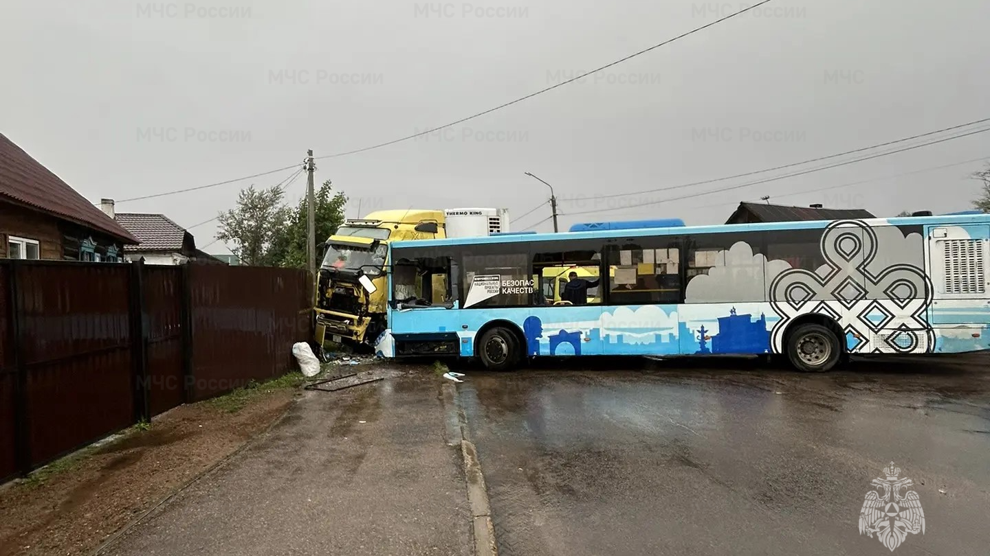 Последствия ДТП с участием грузовика и автобуса в Улан-Удэ. 27 августа 2026 - РИА Новости, 1920, 27.08.2026