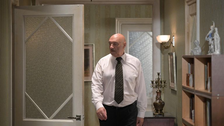 Актер Юрий Цурило на съемочной площадке сериала режиссера Алексея Рудакова СССР в павильоне кинокомплекса Амедиа в Москве Актер Юрий Цурило на съемочной площадке сериала режиссера Алексея Рудакова СССР в павильоне кинокомплекса Амедиа в Москве