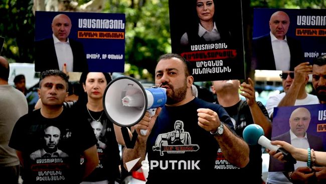 Акция с требованием освободить главу оппозиционной партии Мать-Армения Андраника Теваняна и члена ее правления Арекназ Манукян у здания генпрокуратуры Армении