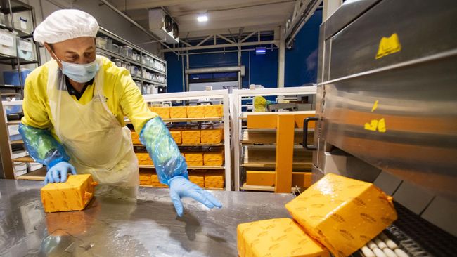 Фасовка готовой продукции на молокозаводе