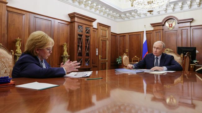 Президент РФ Владимир Путин и руководитель Федерального медико-биологического агентства России Вероника Скворцова во время встречи Президент РФ Владимир Путин и руководитель Федерального медико-биологического агентства России Вероника Скворцова во время встречи