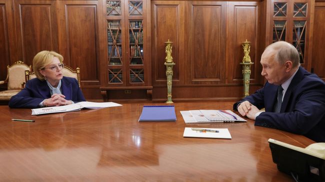 Президент РФ Владимир Путин и руководитель ФМБА России Вероника Скворцова во время встречи Президент РФ Владимир Путин и руководитель ФМБА России Вероника Скворцова во время встречи