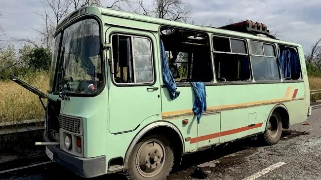 Последствия удара украинского дрона по автобусу в ЛНР