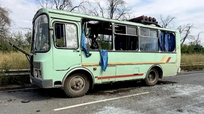 Последствия удара украинского дрона по автобусу в ЛНР