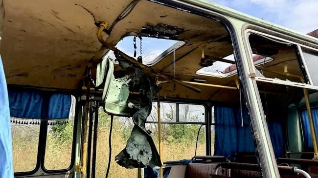 Последствия удара украинского дрона по автобусу в ЛНР