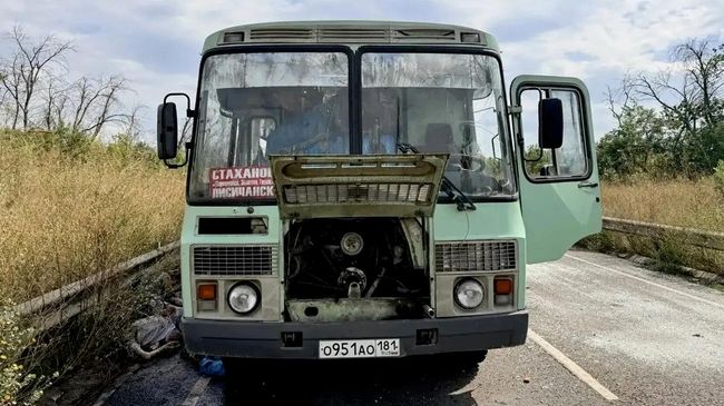 Последствия удара украинского дрона по автобусу в ЛНР