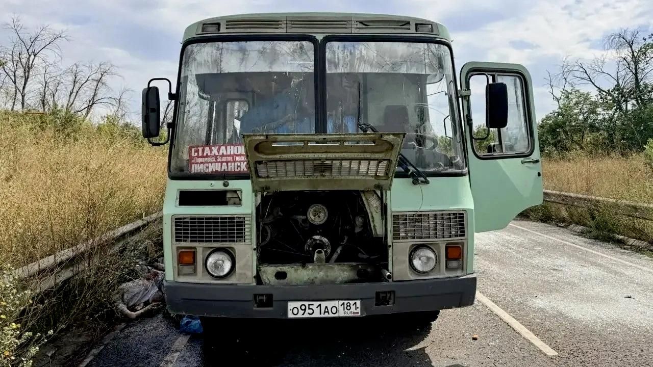 Последствия удара украинского дрона по автобусу в ЛНР Последствия удара украинского дрона по автобусу в ЛНР - РИА Новости, 1920, 26.08.2026