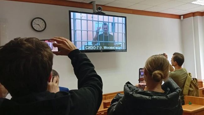 Илья Ремесло на экране монитора во время судебного заседания