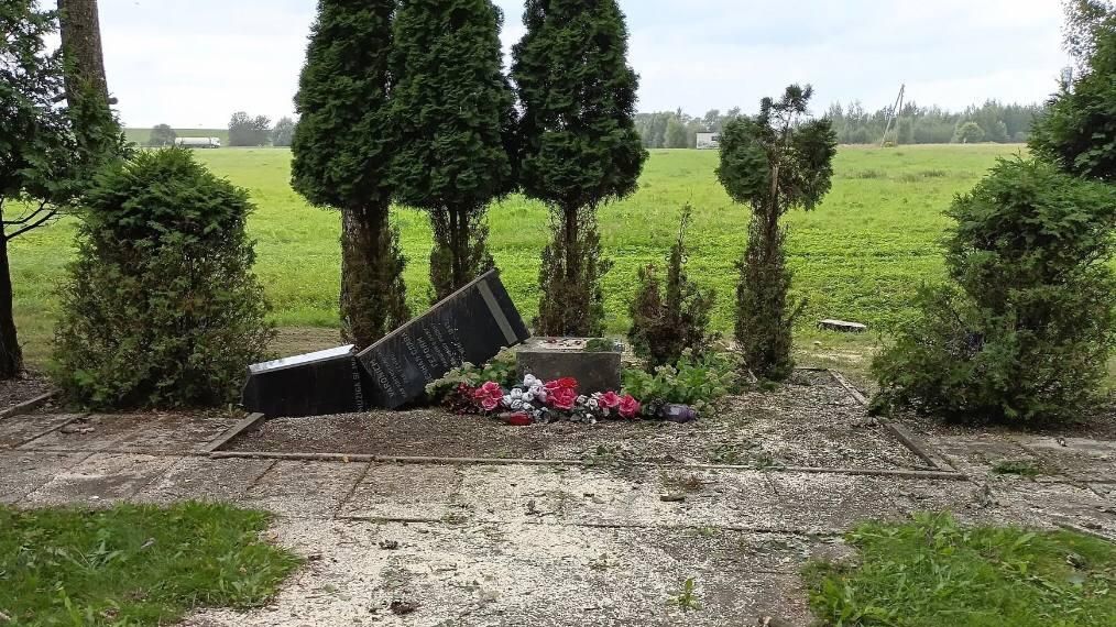 Вандалы сломали памятник советским солдатам на мемориале Саласпилс в Латвии Вандалы сломали памятник советским солдатам на мемориале Саласпилс в Латвии - РИА Новости, 1920, 28.08.2026