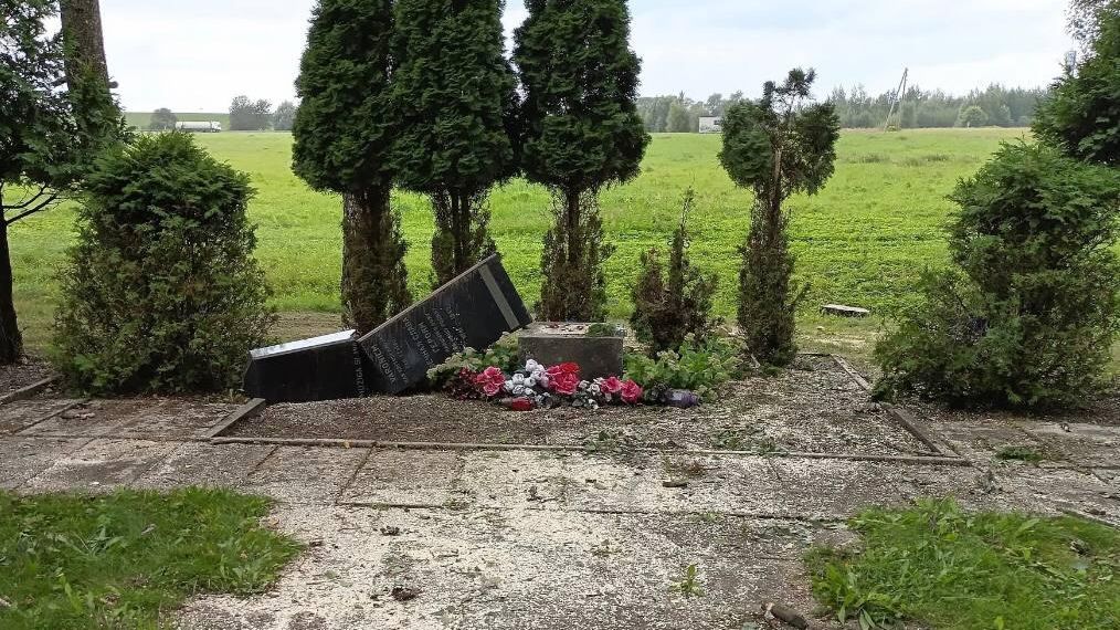 Вандалы сломали памятник советским солдатам на мемориале Саласпилс в Латвии Вандалы сломали памятник советским солдатам на мемориале Саласпилс в Латвии - РИА Новости, 1920, 01.09.2026