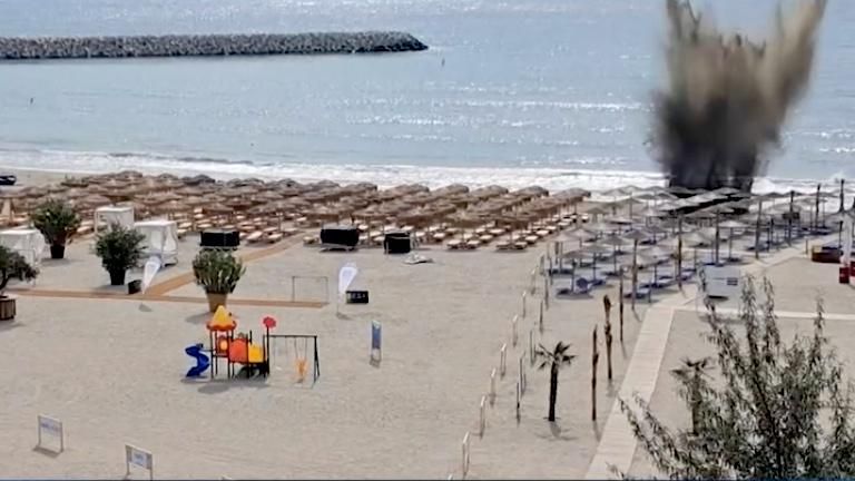 Две туристки в румынском уезде Констанца вытащили из Черного моря на берег обломки беспилотника со взрывчаткой Две туристки в румынском уезде Констанца вытащили из Черного моря на берег обломки беспилотника со взрывчаткой - РИА Новости, 1920, 27.08.2026