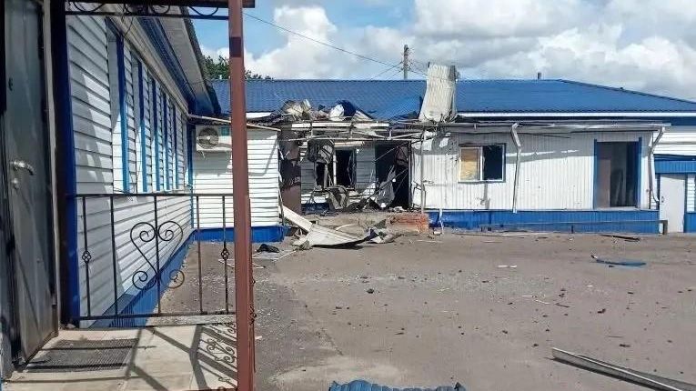 Последствия атаки дрона ВСУ на здание в слободе Белой Беловского района Курской области. 27 августа 2026 - РИА Новости, 1920, 27.08.2026