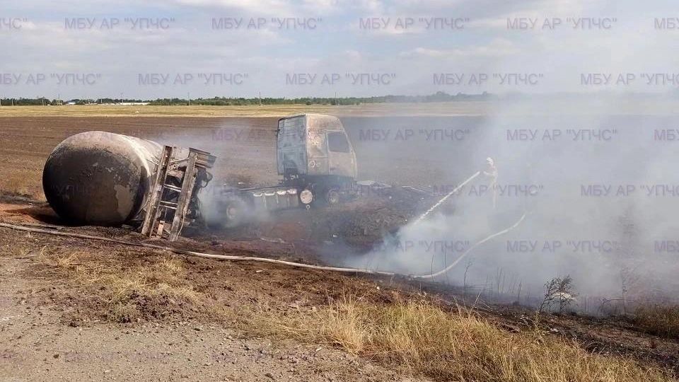 ДТП с участием газовоза на трассе в Ростовской области ДТП с участием газовоза на трассе в Ростовской области - РИА Новости, 1920, 27.08.2026