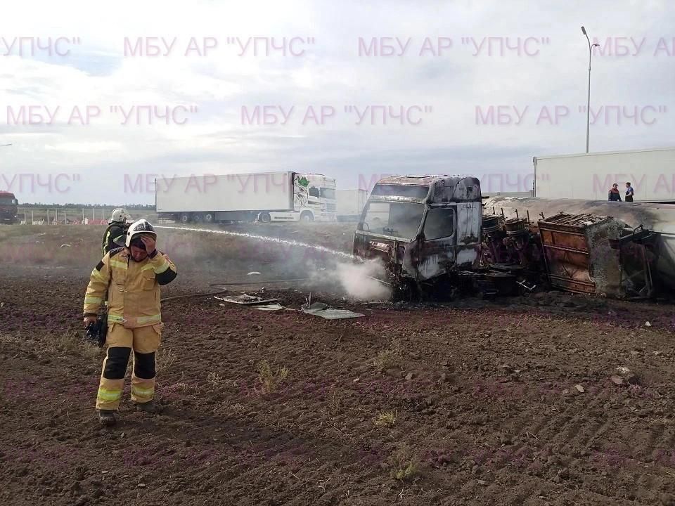 ДТП с участием газовоза на трассе в Ростовской области ДТП с участием газовоза на трассе в Ростовской области - РИА Новости, 1920, 27.08.2026