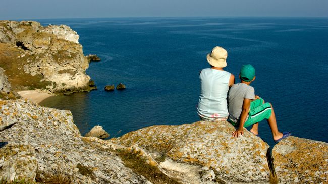 Отдыхающие на скалах Генеральских пляжей на Азовском море