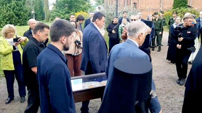 Якунин передает Гефсиманскую плащаницу в Староладожский монастырь