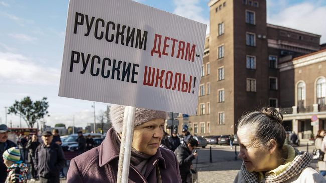 Участники марша в Риге в защиту русских школ в Латвии