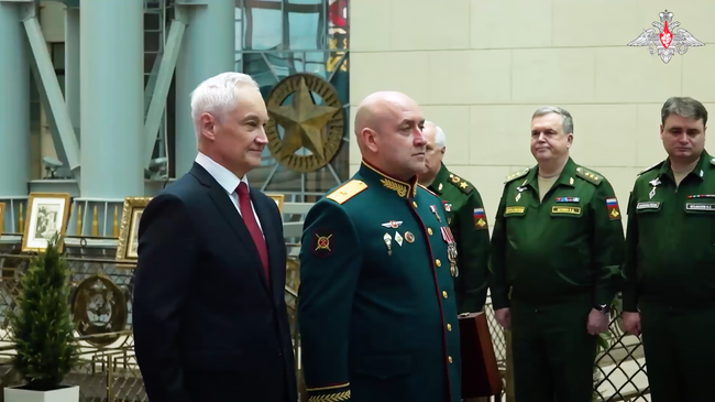 Глава Минобороны РФ Андрей Белоусов и генерал-майор Александр Картавкин на церемонии вручения медали Золотая Звезда