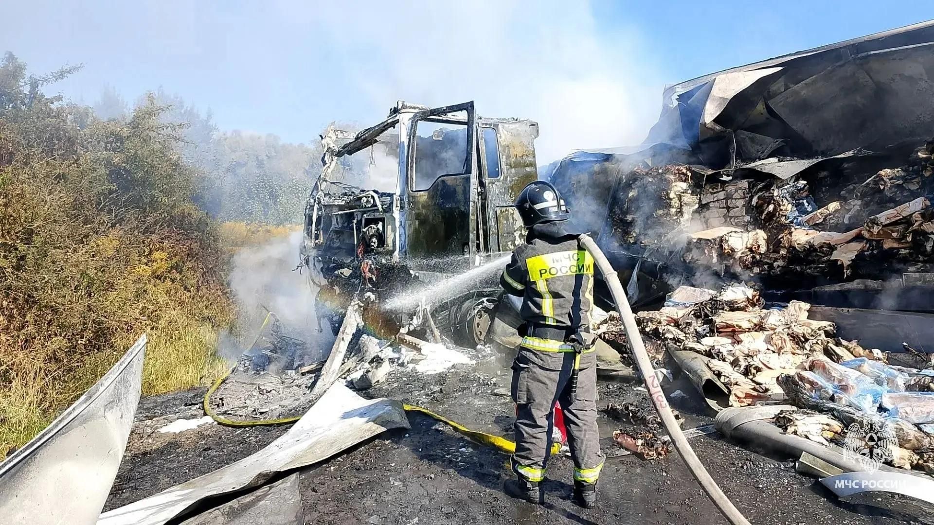 Ликвидация пожара после ДТП с участием двух грузовиков в Тульской области Ликвидация пожара после ДТП с участием двух грузовиков в Тульской области - РИА Новости, 1920, 28.08.2026