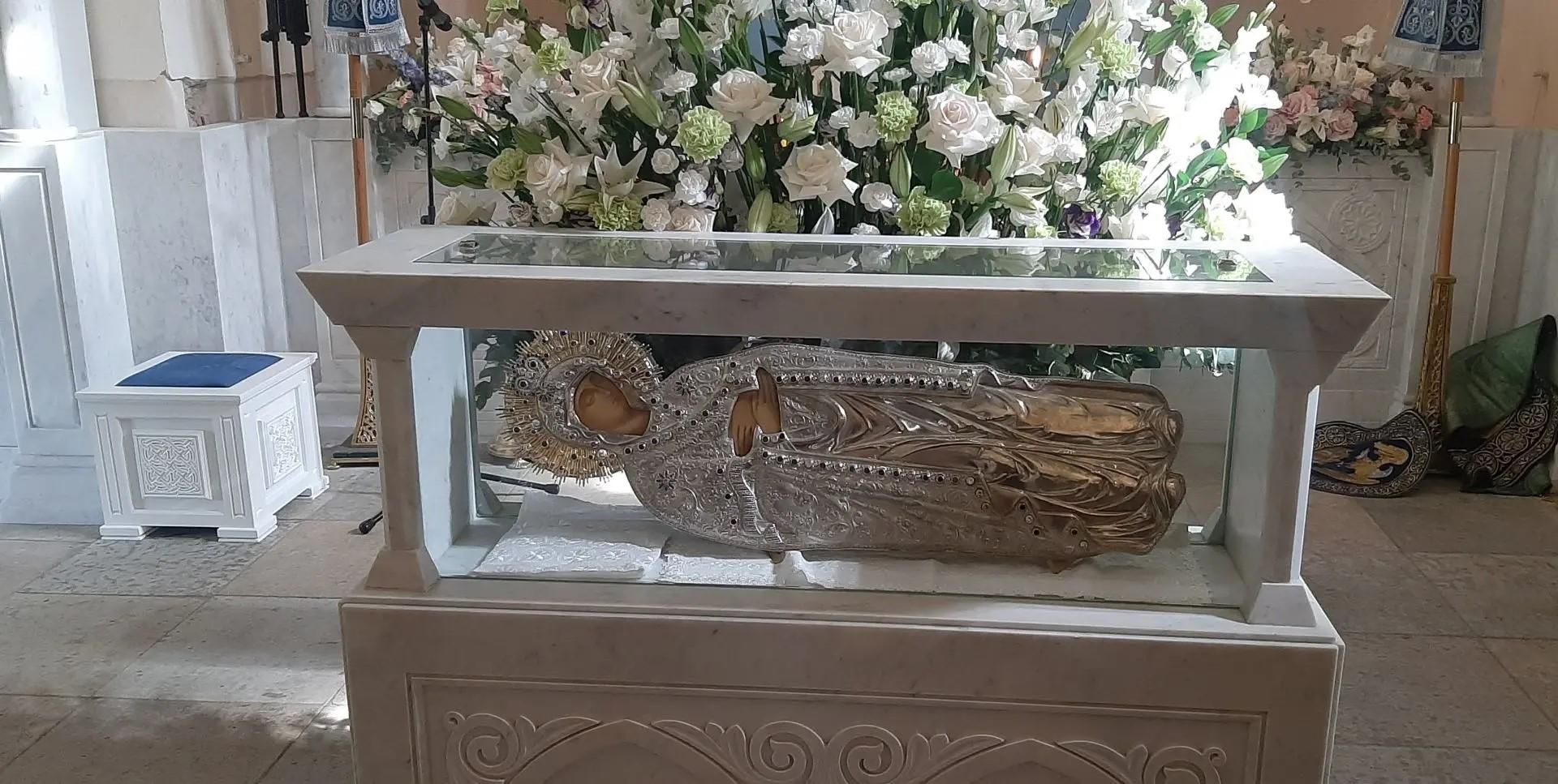 Копия иерусалимской Гефсиманской плащаницы, размещенная в Успенском соборе Староладожского девичьего монастыря Копия иерусалимской Гефсиманской плащаницы, размещенная в Успенском соборе Староладожского девичьего монастыря - РИА Новости, 1920, 28.08.2026